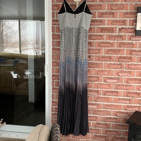 Ted Baker London sleeveless dress. Size 3. Black and blue. - Picture 5 of 7